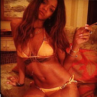 Rihanna mặc bikini khoe bụng 6 múi