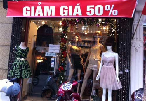 Đầu năm, hàng thời trang đổ ra vỉa hè - 2