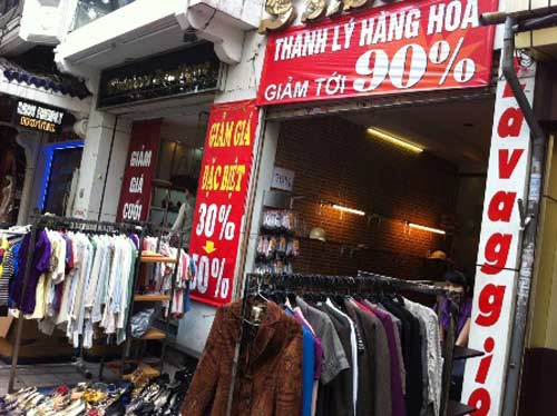 Đầu năm, hàng thời trang đổ ra vỉa hè - 3
