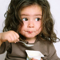 Sức khỏe đời sống - Cách cho trẻ ăn sữa chua tốt nhất