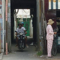 Trường học chật chội, đất công bỏ hoang