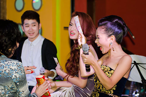 Hoàng Quyên cười ngất khi nhận được lì xì - 2