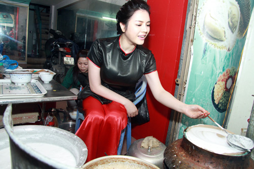 Lý Nhã Kỳ "bán" bánh cuốn - 2