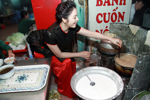 Lý Nhã Kỳ "bán" bánh cuốn - 5