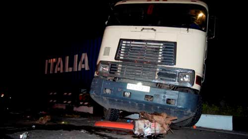 Xe khách lao vào container, 6 người nhập viện - 2