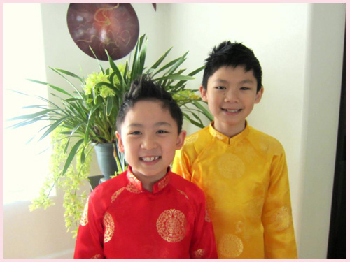 3 con trai Bằng Kiều xúng xính áo dài - 2