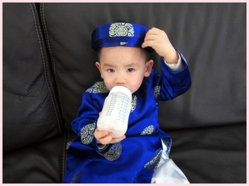 3 con trai Bằng Kiều xúng xính áo dài - 3