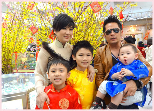 3 con trai Bằng Kiều xúng xính áo dài - 4