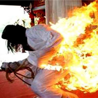 Pháp luật - Giận vợ, chồng dùng 30 lít dầu tự thiêu