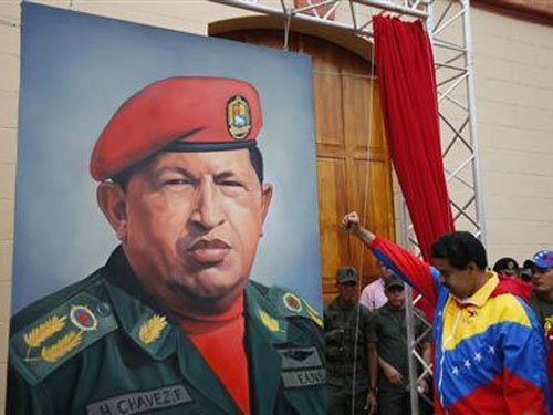 Tổng thống Hugo Chavez “liệt nửa người” - 1