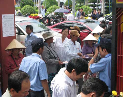 Vượt ải “chặt chém” mới được viếng Bà - 2