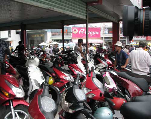 Vượt ải “chặt chém” mới được viếng Bà - 4