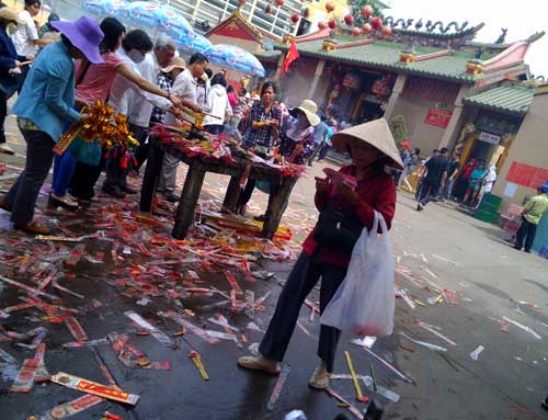 Vượt ải “chặt chém” mới được viếng Bà - 5