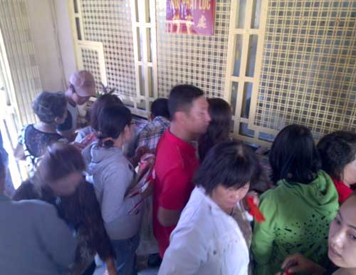 Vượt ải “chặt chém” mới được viếng Bà - 6