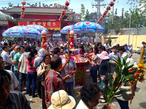 Vượt ải “chặt chém” mới được viếng Bà - 7