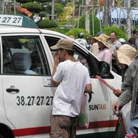 Tin tức trong ngày - Vượt ải “chặt chém” mới được viếng Bà