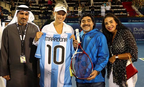 Maradona tặng quà cho Wozniacki - 1