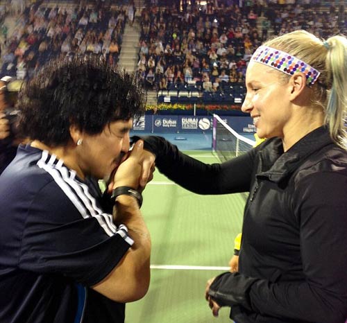 Maradona tặng quà cho Wozniacki - 2