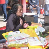 Tin tức trong ngày - Loạn ấn đền Trần trước giờ khai lễ