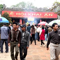 Tin tức trong ngày - Ùn ùn đổ về đền Trần trước giờ khai ấn