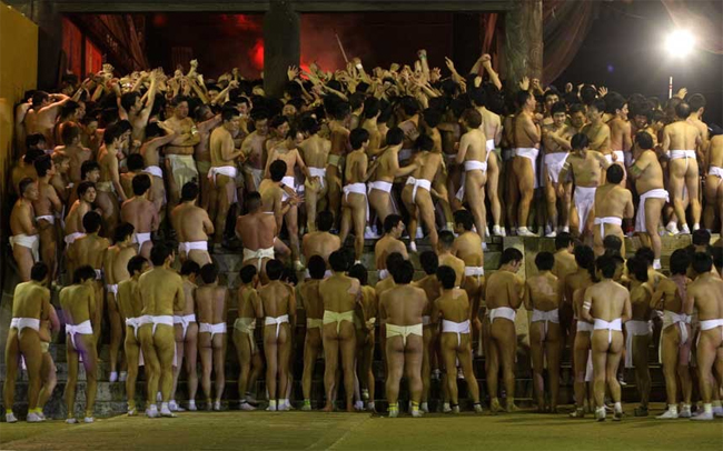Năm nay, có khoảng 9.000 người đàn ông quyết định cởi đồ và đóng khố trắng để tham gia lễ hội
