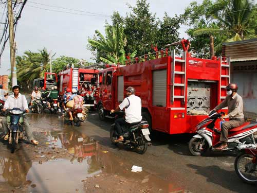 TP HCM: Cháy suốt 7 giờ, xưởng gỗ thành than - 6