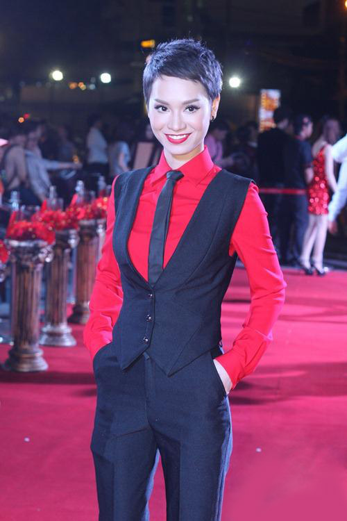 Trang phục "chuẩn men" của mỹ nhân Việt - 15