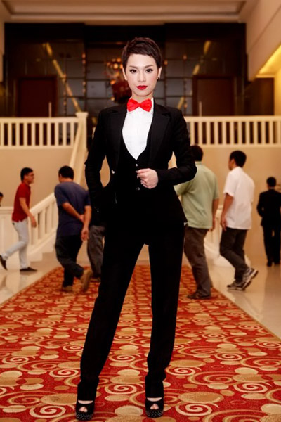 Trang phục "chuẩn men" của mỹ nhân Việt - 17