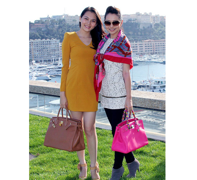 Cả siêu mẫu Ngọc Thạch và hoa hậu Jennifer Phạm đều chuộng dòng túi này. Chiếc túi màu hồng của Jennifer Phạm trị giá 10.000 USD, túi của Ngọc Thạch cũng chỉ rẻ hơn 1, 2 ngàn USD