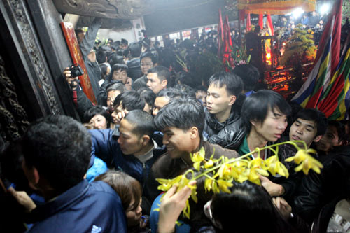 Cướp lộc đêm khai ấn đền Trần - 2