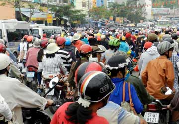 Đi lễ chùa Bà: Ngất xỉu vì khói hương, kẹt xe - 1