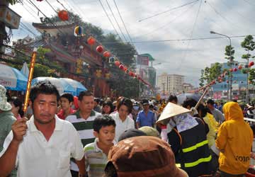 Đi lễ chùa Bà: Ngất xỉu vì khói hương, kẹt xe - 2