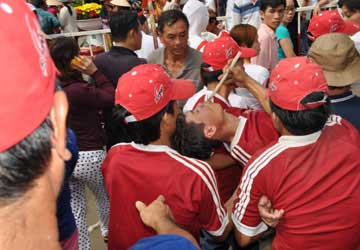 Đi lễ chùa Bà: Ngất xỉu vì khói hương, kẹt xe - 3