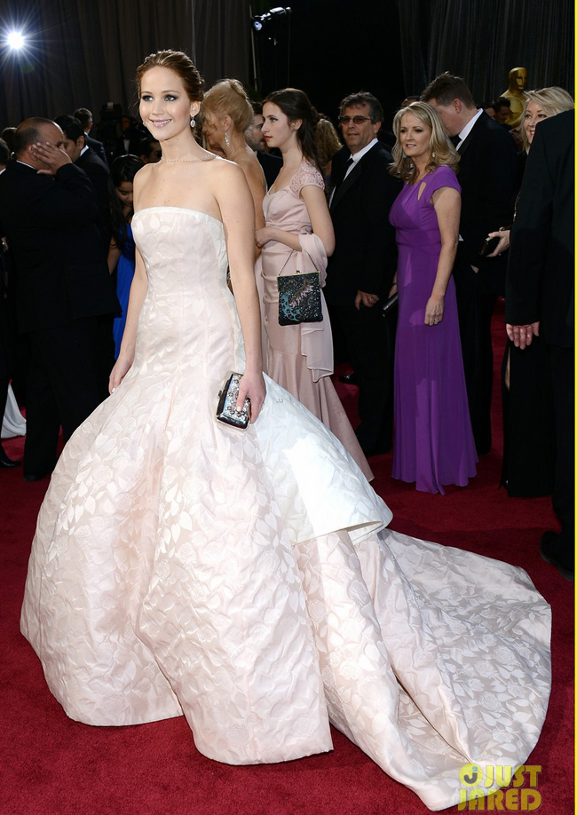 Jennifer Lawrence sở hữu chiếc đầm có thể nói là ấn tượng nhất thảm đỏ Oscar năm nay.