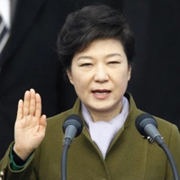Tin tức trong ngày - Nữ TT Hàn Quốc đầu tiên tuyên thệ nhậm chức