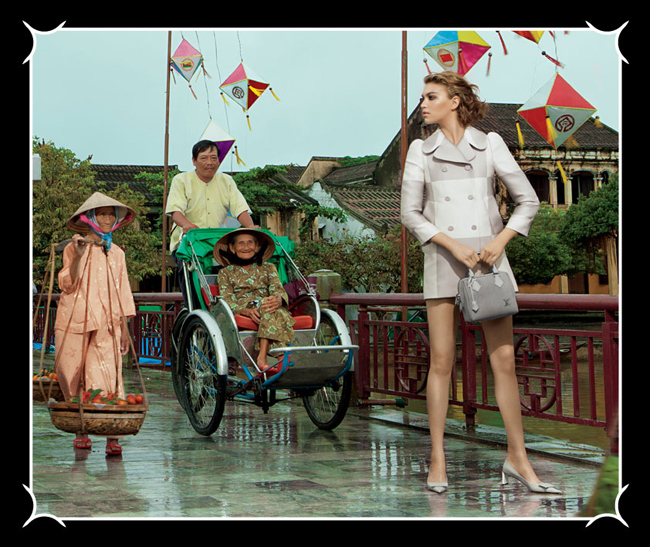 Hình ảnh xích lộ quen thuộc với người dân Việt Nam xuất hiện trong khuôn hình. Người mẫu đang mặc thiết kế của Louis Vuitton