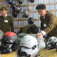 Tin tức trong ngày - Hà Nội: Ra quân dẹp mũ bảo hiểm dỏm