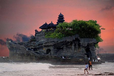 Ngôi đền tuyệt đẹp 'lọt thỏm' giữa thiên đường Bali - 1