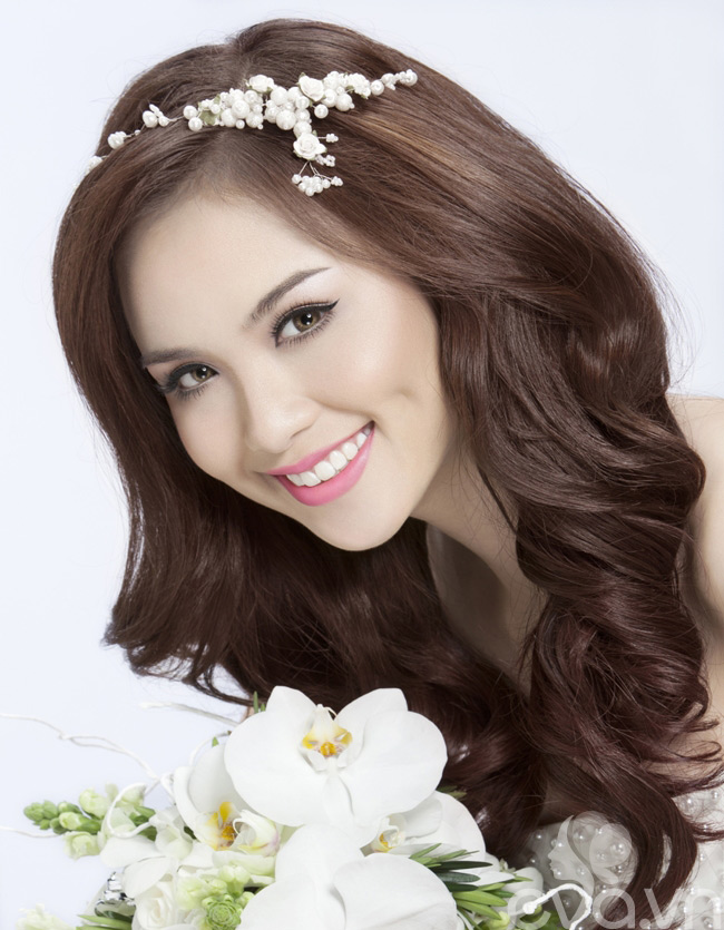 Với vai trò cô dâu, Diễm Hương cũng mang đến cho bạn gái một sự lựa chọn mới