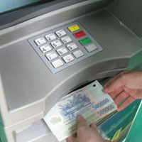 Kinh doanh - Mỗi giao dịch ATM, ngân hàng mất 9.000 đồng