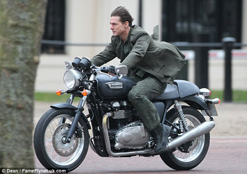 Tom Cruise cưỡi chiếc Triumph Thruxton - 2