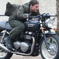 Ô tô - Xe máy - Tom Cruise cưỡi chiếc Triumph Thruxton