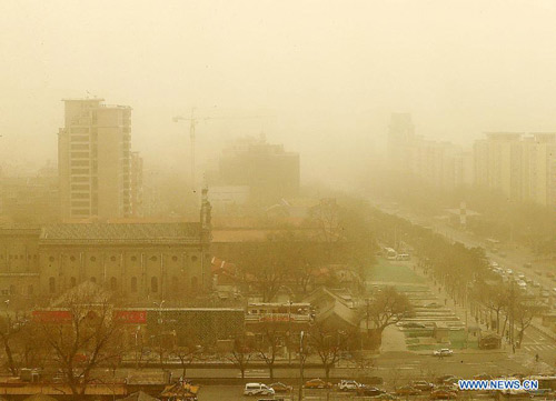 Chùm ảnh: Bão cát, khói bụi tấn công Bắc Kinh - 1