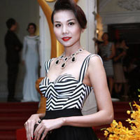 Người mẫu - Hoa hậu - Mặc đen - trắng "chất" như Thanh Hằng