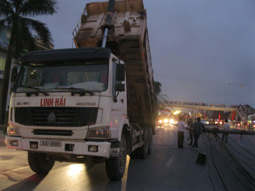 Quên hạ thùng, xe ben “hạ gục” 5 cột điện - 2