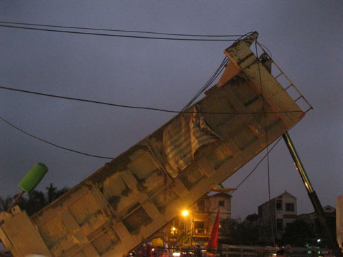 Quên hạ thùng, xe ben “hạ gục” 5 cột điện - 3