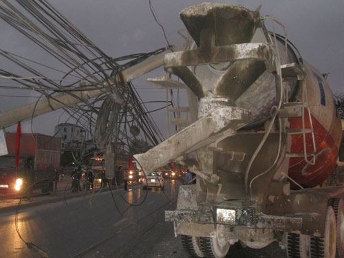 Quên hạ thùng, xe ben “hạ gục” 5 cột điện - 4