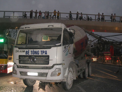 Quên hạ thùng, xe ben “hạ gục” 5 cột điện - 5