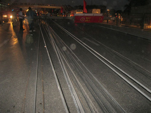 Quên hạ thùng, xe ben “hạ gục” 5 cột điện - 6