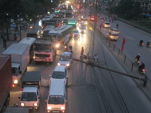 Quên hạ thùng, xe ben “hạ gục” 5 cột điện - 7